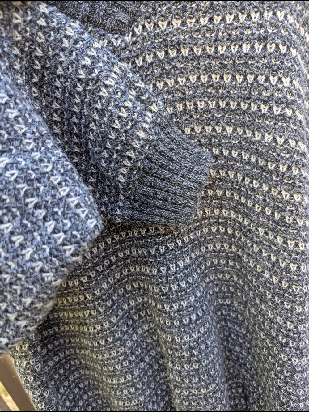 Vintage Eddie Bauer Men's Gray and White Patterned V-Neck Sweater - Picture 4 of 4